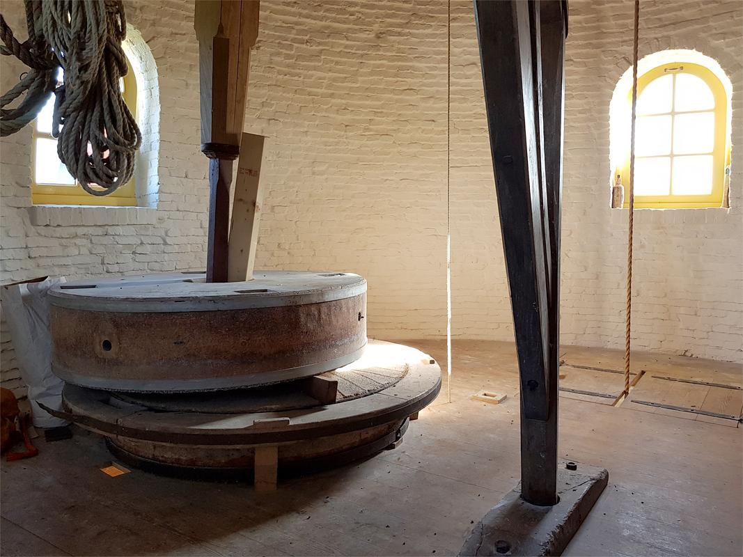 10, Molen 03493 De Koutermolen (Hoedekenskerke), Pieter Zuijkerbuijk (21-09-2019)Dit koppel heeft geen functie in de molen en heeft overigens een opstelling zonder rondsel op de steenas. | Database Nederlandse molens