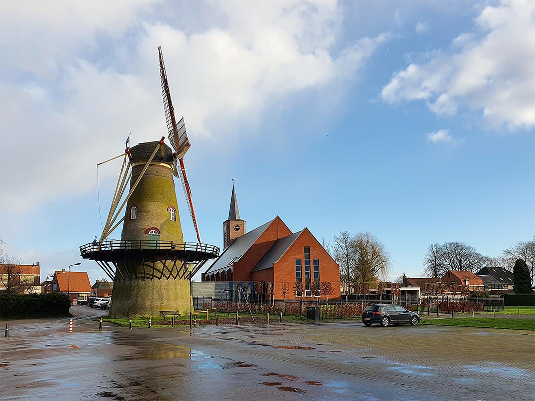 4, Molen 03603 Windlust (Hoek), Pieter Zuijkerbuijk (14-12-2019)De molen met de herbouwde kerk. | Database Nederlandse molens
