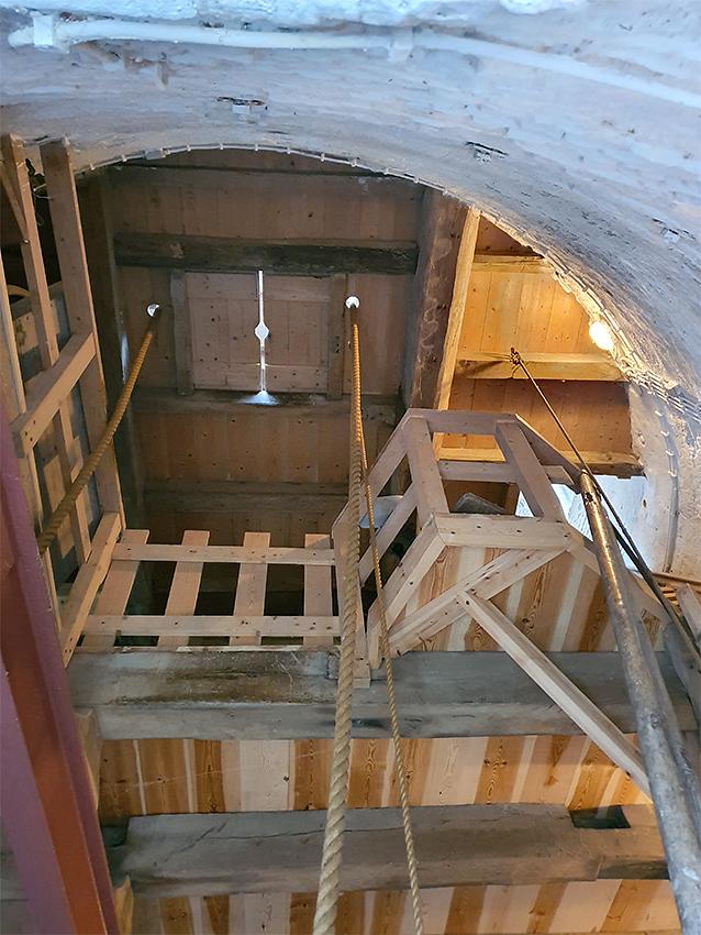 8, Molen 03603 Windlust (Hoek), Pieter Zuijkerbuijk (14-12-2019)Vide (builzolder) gezien vanuit de invaart. | Database Nederlandse molens