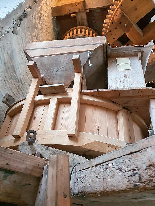 14, Molen 03603 Windlust (Hoek), Pieter Zuijkerbuijk (14-12-2019)1e van de drie aanwezige maalstoelen. | Database Nederlandse molens
