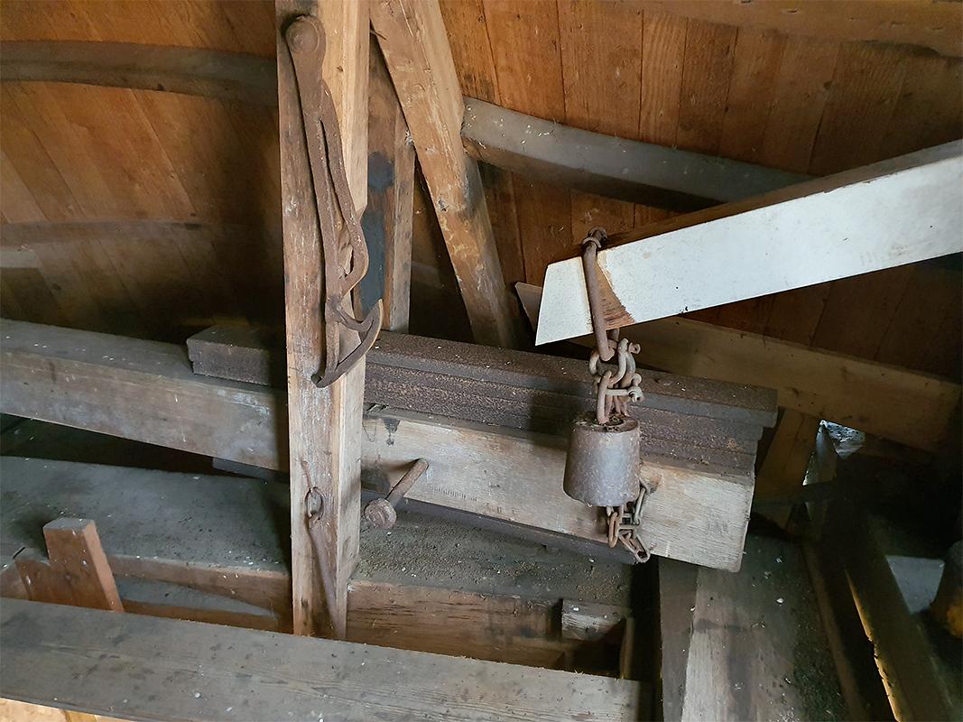 21, Molen 03603 Windlust (Hoek), Pieter Zuijkerbuijk (14-12-2019)Vangbalk boven het voeghout. Let op de kunstig gesmede haak.  | Database Nederlandse molens