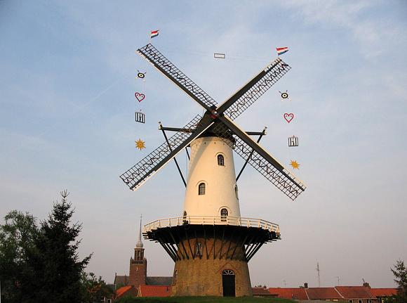 1, Molen 03324 De Witte Juffer (IJzendijke), Pieter van Asten (april 2007)De molen in de vreugd ter gelegenheid van het huwelijk van de dochter van de molenaar. | Database Nederlandse molens
