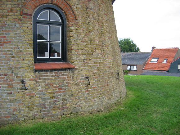 10, Molen 03324 De Witte Juffer (IJzendijke), Hans Sonneveld (21-7-2007)De nog altijd aanwezige haken uit de tijd dat deze molen een kettingkruier was. | Database Nederlandse molens