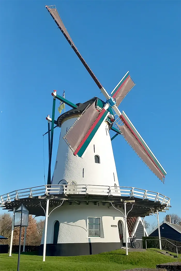 Molen 01656 Oostmolen (Kloetinge), Martijn Gijssel (17-12-2022)De molen draait hier na de restauratie, fris opgeschilderd en sinds 2019 weer met nieuwe windborden. | Database Nederlandse molens