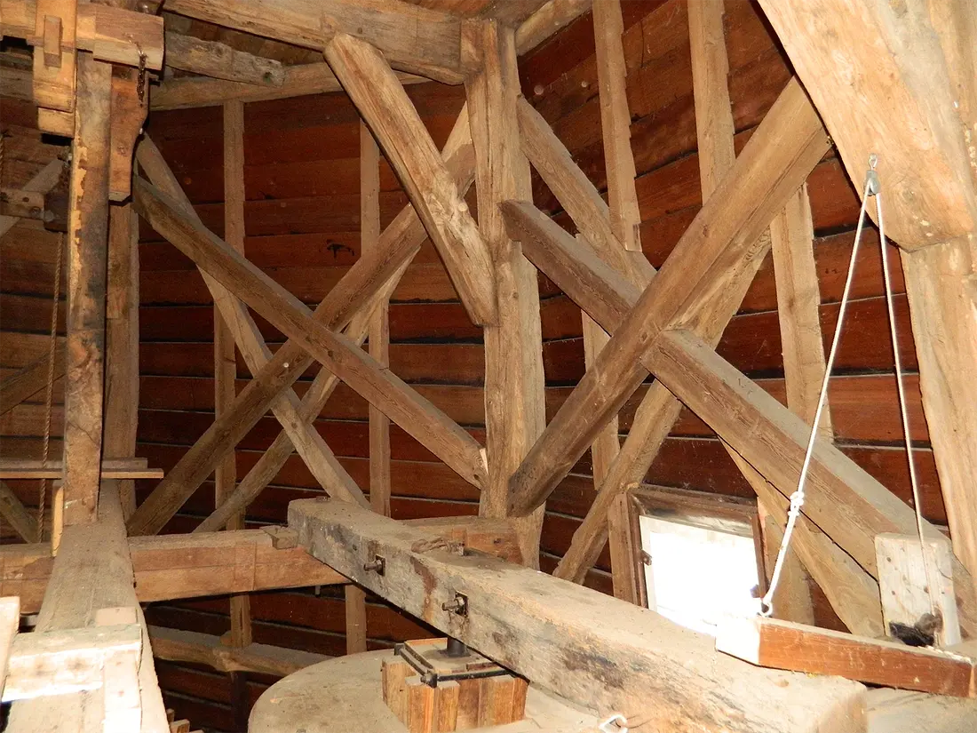 7, Molen 01852 De Wijhese Molen (Wijhe), Vincent Mepschen (16-4-2022)Extra veldkruizen ter versteviging van het achtkant. | Database Nederlandse molens