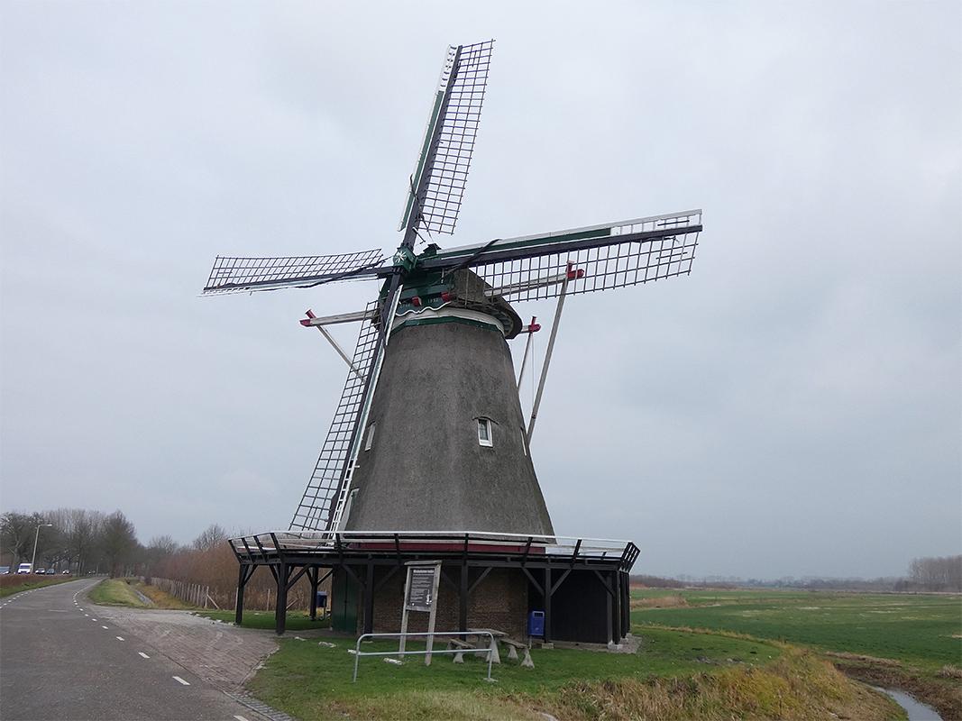 4, Molen 02885 Windesheimer Molen (Zwolle), Eric Holtkamp (14-12-2018)Deze foto illustreert de directe nabijheid van een fietspad en rijksweg. Deze wegen zijn om de molen heen gelegd, vandaar de zichtbare bocht in de weg. | Database Nederlandse molens