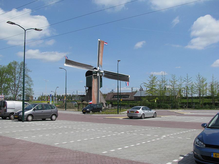 1, Molen 00026 Kortrijkse Molen (Breukelen), Piet Glasbergen (10-5-2015).De directe omgeving van de molen wijzigde in 2015 sterk door de aanleg van een parkeerplaats.  | Database Nederlandse molens
