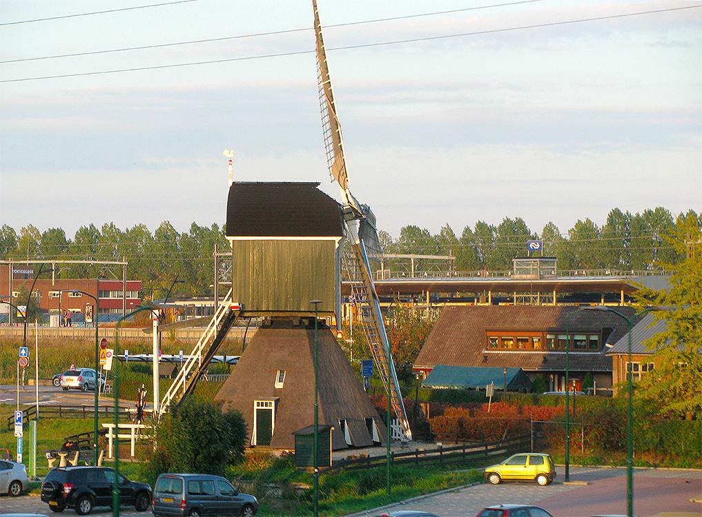 5, Molen 00026 Kortrijkse Molen (Breukelen), Nell Jansen (16-10-2016). Vanaf de A2: een intrigerende omgeving. | Database Nederlandse molens