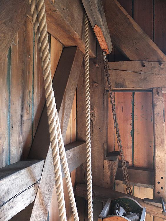 13, Molen 00026 Kortrijkse Molen (Breukelen), Arie Verhoeff (28-2-2016)De vangbalk met de evenaar. | Database Nederlandse molens