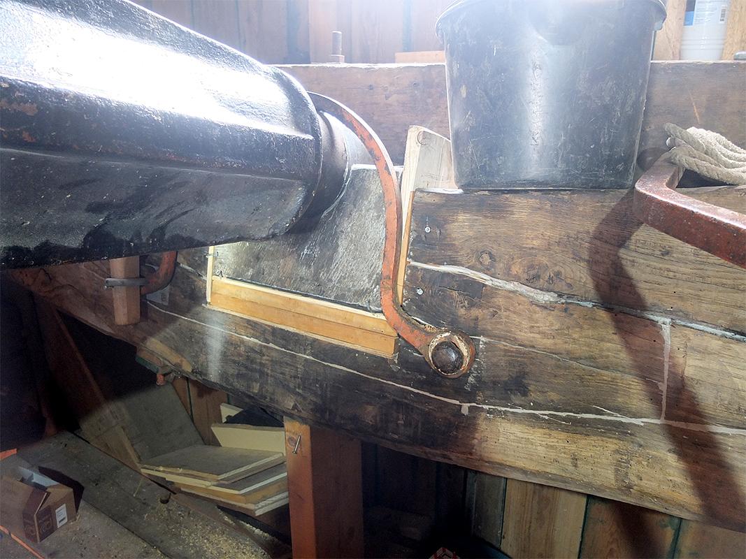18, Molen 00026 Kortrijkse Molen (Breukelen), Arie Verhoeff (4-4-2019)De fraai gerestaureerde penbalk. | Database Nederlandse molens