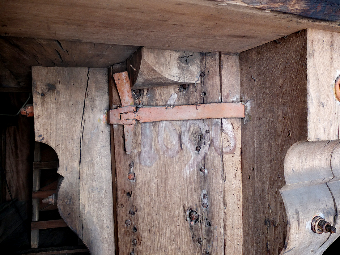 14, Molen 00026 Kortrijkse Molen (Breukelen), Arie Verhoeff (12-2-2017)Jarenlang is een verkeerd bouwjaar voor deze molen aangehouden. De foto geeft de reden weer. | Database Nederlandse molens