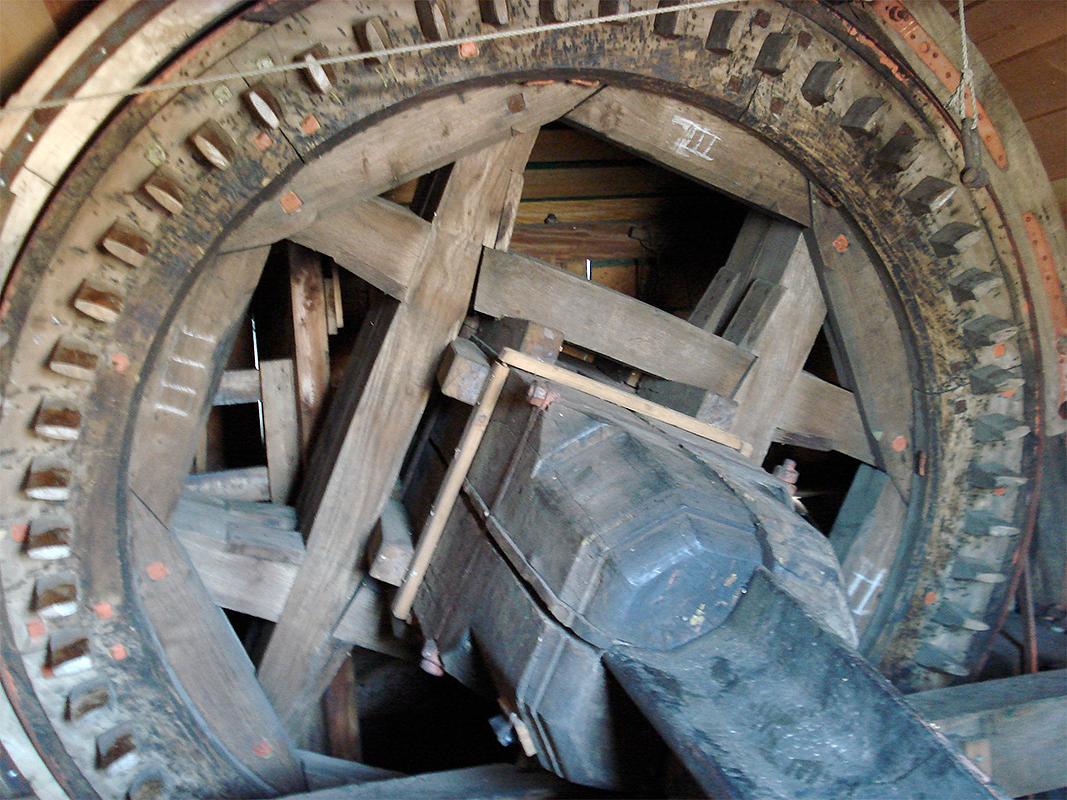 16, Molen 00026 Kortrijkse Molen (Breukelen), Anja Hoogduin (17-4-2010)Het opmerkelijke bovenwiel met acht smalle plooistukken.  | Database Nederlandse molens