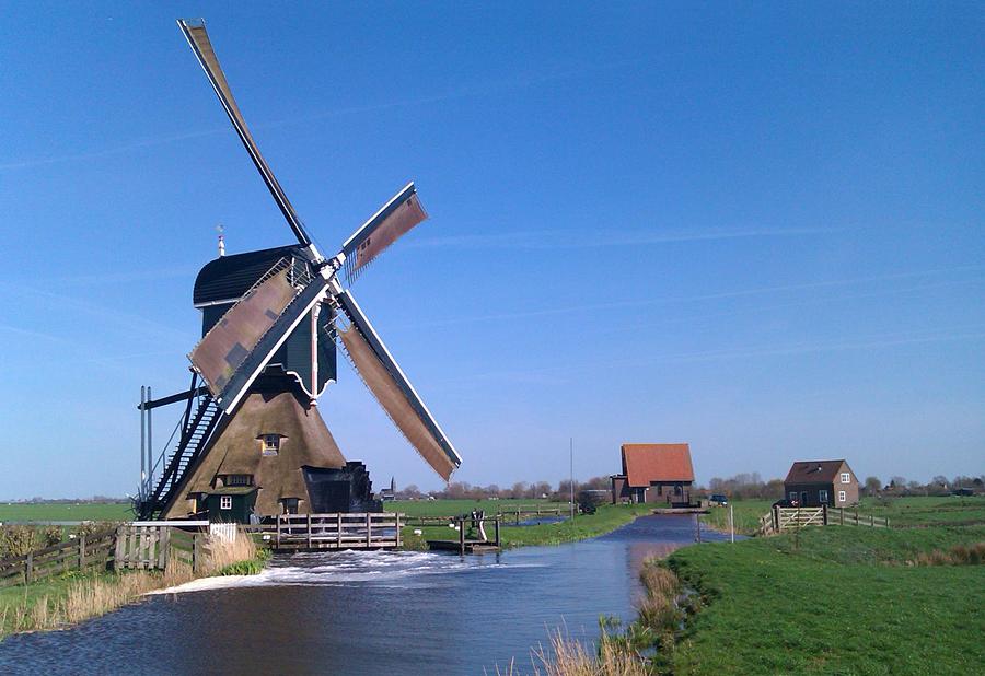 1, Molen 01479 De Middelste Molen (Cabauw), Barend Zinkweg (12-4-2015)Schuim op het water.... Op de achtergrond het gebouw van het vroegere dieselgemaal en daarnaast de machinistenwoning. | Database Nederlandse molens