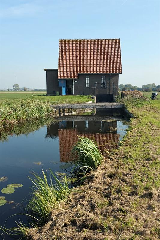7, Molen 01479 De Middelste Molen (Cabauw), Pieter Zuijkerbuijk (6-10-2018)Het gebouwtje waar vanaf 1933 het dieselgemaal stond (dat de Voorste Molen verving).  | Database Nederlandse molens
