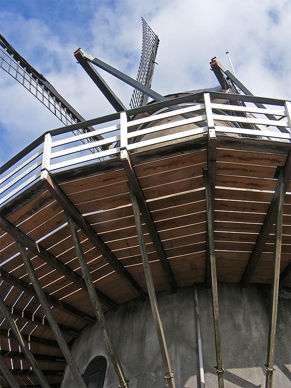 4, Molen 00086 Oog In 't Zeil (Cothen), Martin E. van Doornik (5-4-2019)Martin schrijft bij deze foto: de stelling ziet, op de schoren na, er nieuw uit. Maar de stijlen van het baliehek staan koud tegen de kopse kanten van de liggers geschroefd. Heb ik nergens anders aangetroffen! | Database Nederlandse molens