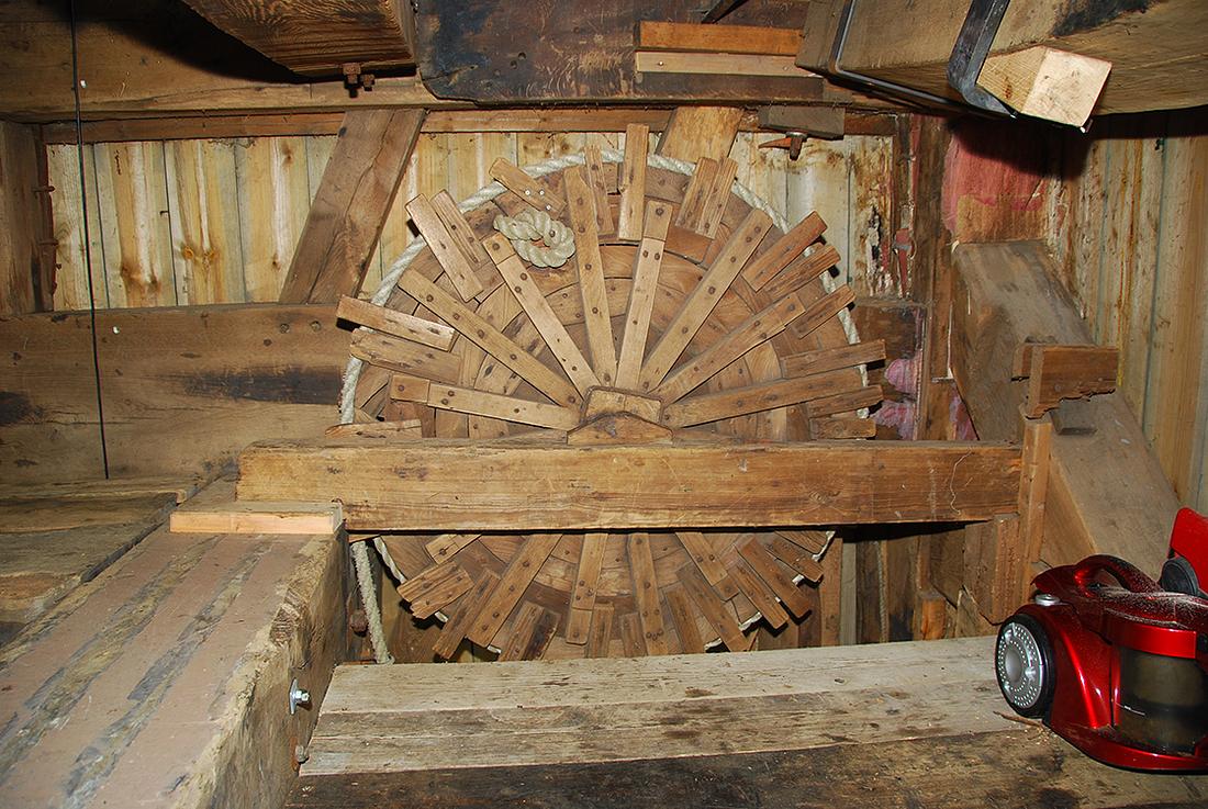 11, Molen 00023 Kockengense Molen (Kockengen), Foto: Harmannus Noot (15-5-2015)De opmerkelijke gaffelvormige vangtrommel (iets minder antiek is de stofzuiger rechtsonder...). | Database Nederlandse molens