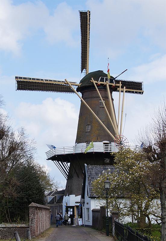 3, Molen 01054 De Hoop (Loenen aan de Vecht), Matthieu Hoogduin (13-4-2019)Gezicht op de molen vanaf de Dorpsstraat ter hoogte van een hofje. | Database Nederlandse molens