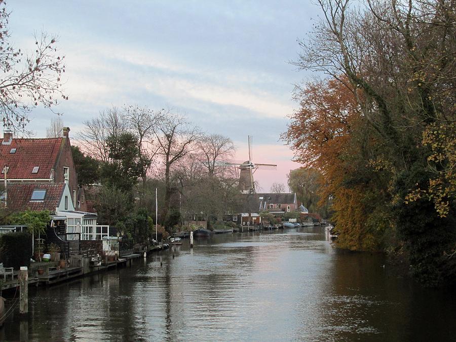 5, Molen 01054 De Hoop (Loenen aan de Vecht), Piet Glasbergen (21-11-2013)De molen in de pittoreske omgeving aan de Vecht. | Database Nederlandse molens
