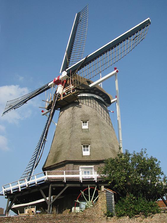 3, Molen 01059 De Valk (Montfoort), Piet Glasbergen (17-9-2014). De windpeluw wordt door de molenmaker onderhanden genomen. | Database Nederlandse molens