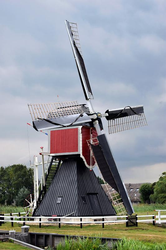 Molen 01056 Buitenwegse Molen (Oud-Zuilen), Dennis Van Manen (8-8-2018)De molen met 2 halven, en met de zwarte dekkers duidelijk zichtbaar. De herbouwde molen heeft zijn oude kleuren weer terug. De dekkers werden in de oorlog zwart gemaakt zodat Britse vliegtuigen geen lichtpunten hadden om Duitsland te vinden. | Database Nederlandse molens