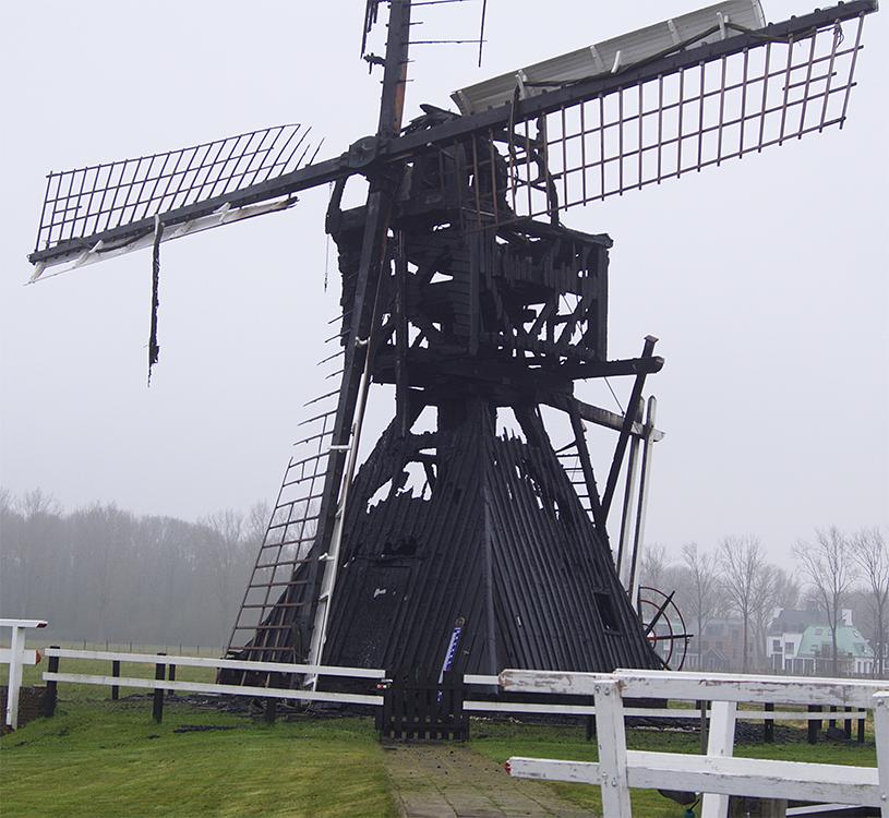13, Molen 01056 Buitenwegse Molen (Oud-Zuilen), Erik Stoop (15-3-2016) De zwaar beschadigde molen net na de brand. | Database Nederlandse molens