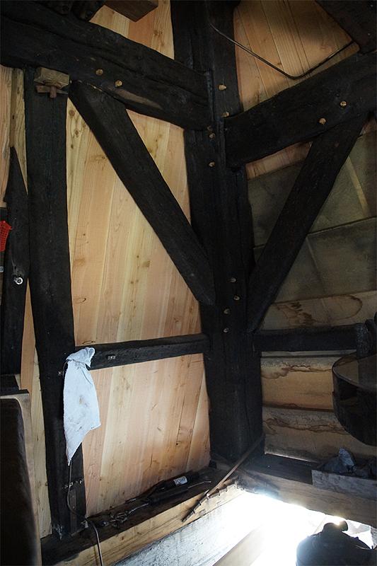 19, Molen 01056 Buitenwegse Molen (Oud-Zuilen), Matthieu Hoogduin (13-4-2019)In de molen zijn veel balken van vóór de brand bij de herbouw hergebruikt.&nbsp; | Database Nederlandse molens