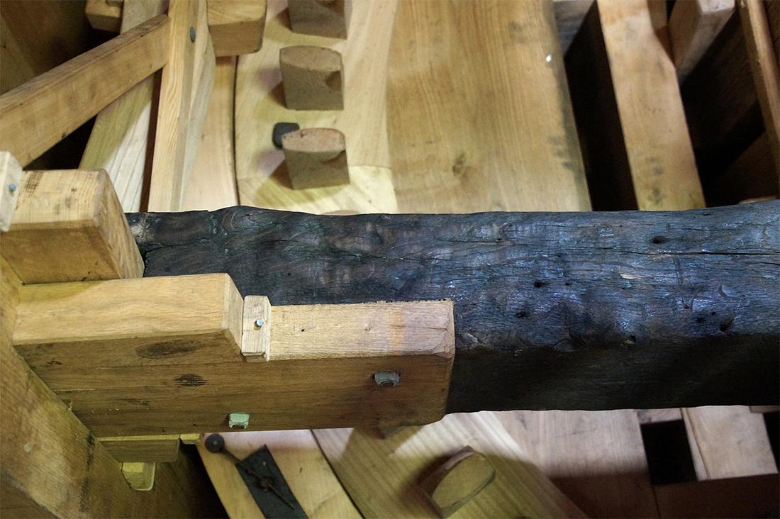 20, Molen 01056 Buitenwegse Molen (Oud-Zuilen), Matthieu Hoogduin (13-4-2019)In de molen zijn veel balken van vóór de brand bij de herbouw hergebruikt. Dat is te zien aan het geblakerde hout. | Database Nederlandse molens