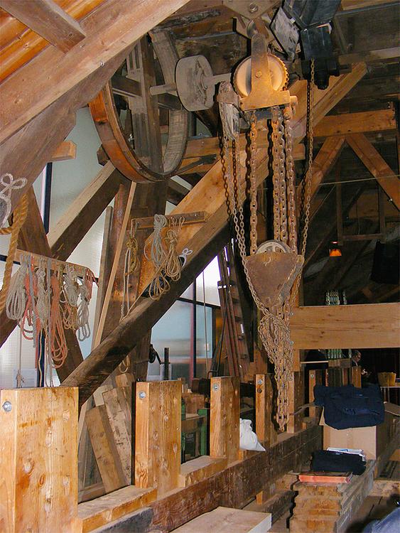 10, Molen 12234 De Ster (Utrecht), De zaagslede met het zaagraam. Helemaal vooraan liggen planken die uit de oude lange spruit van de zeskante korenmolen in Waardenburg zijn gezaagd.Martin E. van Doornik (2-4-2016) | Database Nederlandse molens