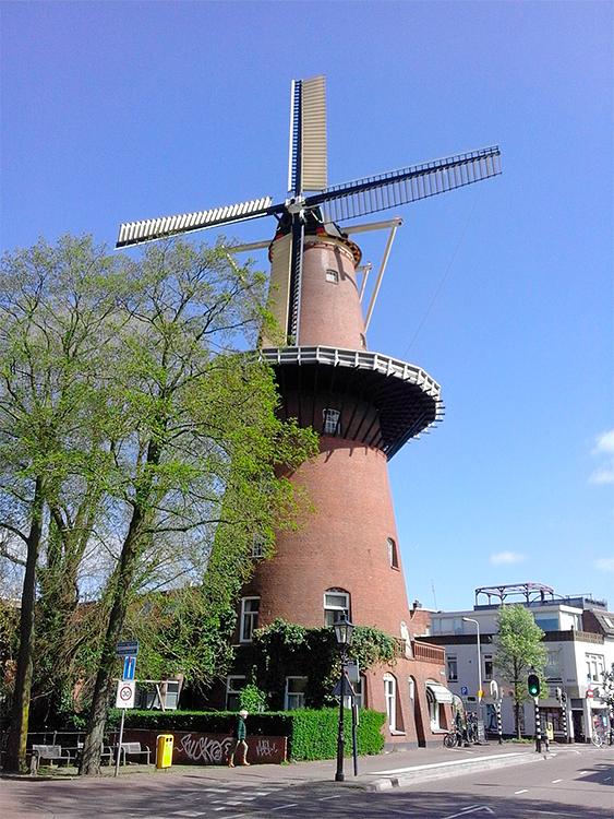1, Molen 00237 Rijn en Zon (Utrecht), De molen na bijna 8 maanden weer met kap en wieken. Rob van Wijngaarden (20-4-2016) | Database Nederlandse molens