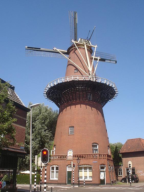 4, Molen 00237 Rijn en Zon (Utrecht), Marcel Stroo (21-7-2013)De molen, hier nog met de oude ophekking en fokken met remkleppen.  | Database Nederlandse molens