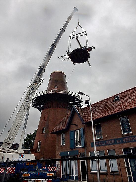 3, Molen 00237 Rijn en Zon (Utrecht), De kap wordt van de molen getakeldfoto: Tony Hop (17-8-2015) | Database Nederlandse molens