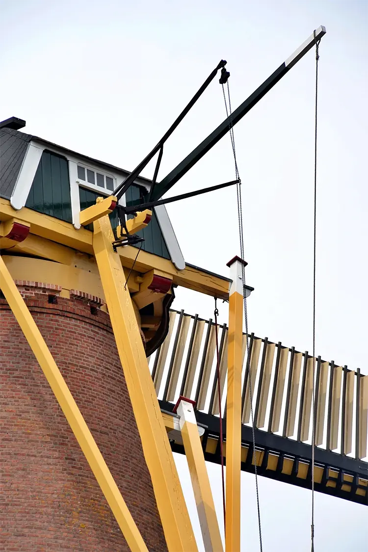 7, Molen 00237 Rijn en Zon (Utrecht), Rob Pols (22-7-2022)Het bedieningsmechanisme voor de zelfzwichting (eerder voor de bediening van de regelborden van het fokwieksysteem).  | Database Nederlandse molens