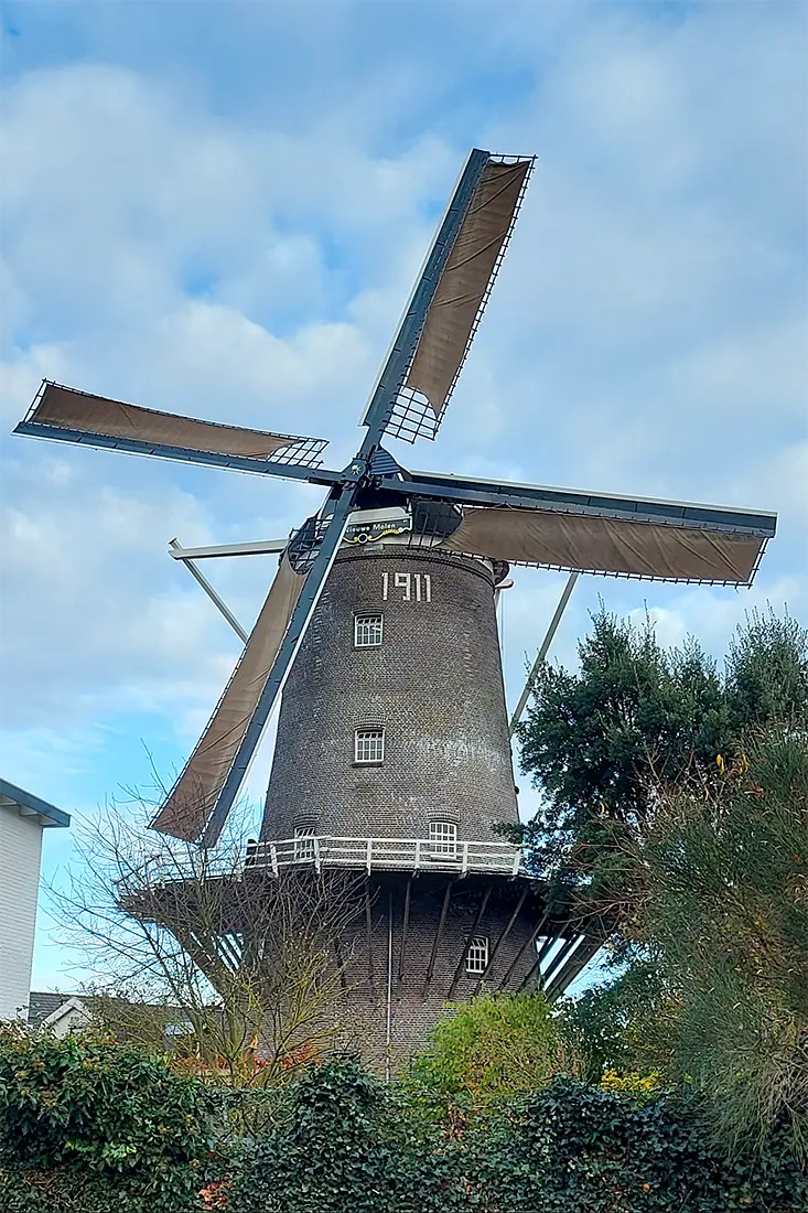 Molen 00757 De Nieuwe Molen (Veenendaal), Jesse Bergquist (25-11-2021)De molen heeft sinds 2021 een nieuwe kleurstelling, die is gebaseerd op de kleurstelling die de molen had voor de verbusseling. | Database Nederlandse molens