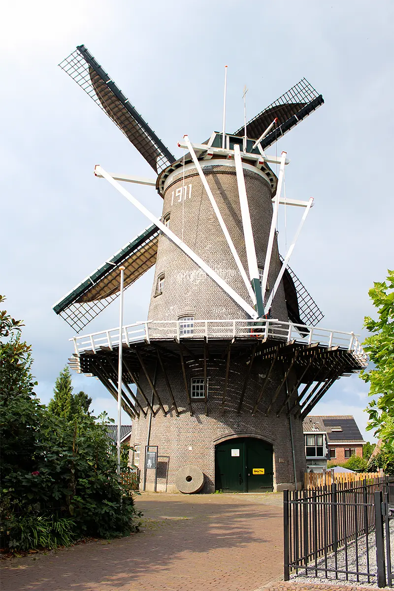 2, Molen 00757 De Nieuwe Molen (Veenendaal), Tony Hop (30-08-2021)De molen na zijn schilderbeurt van de zomer van 2021. | Database Nederlandse molens