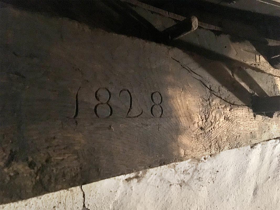 10, Molen 00757 De Nieuwe Molen (Veenendaal), Jesse Bergquist (2-1-2020)Deze inscriptie van het jaar 1828 komt meerdere keren terug in zowel de kap, als op het oude boventafelement, dat van dezelfde binnenkruier komt als de kap. | Database Nederlandse molens