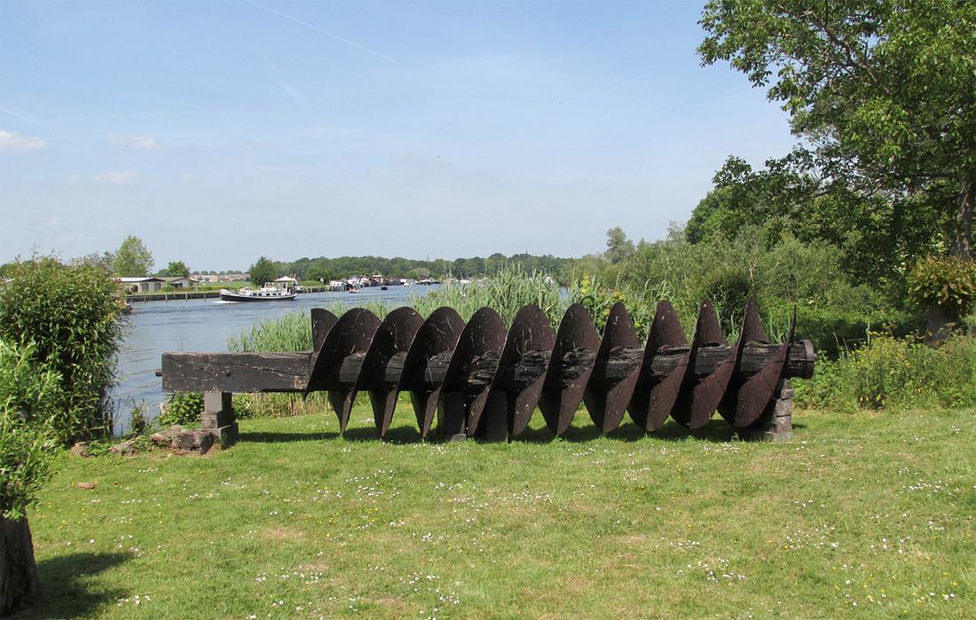 9, Molen 00287 Hoekermolen (Vreeland), Piet Glasbergen (1-6-2019)De oude geklonken vijzel wordt bij de molen bewaard. | Database Nederlandse molens