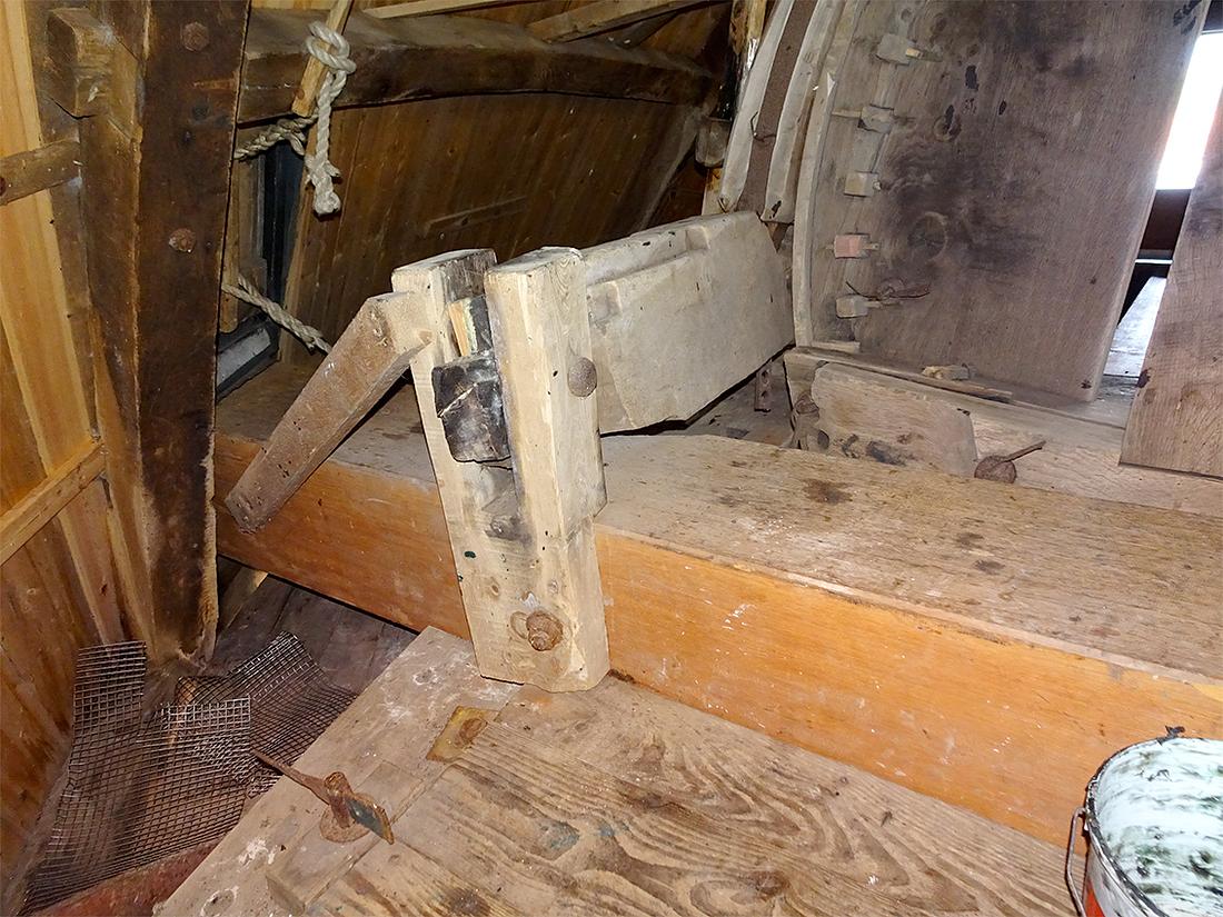 6, Molen 03533 De Korenbloem (Scherpenisse), Jan de Witte (16-2-2019)Vangbalk boven het voeghout draaipunt boven de lange spruit. | Database Nederlandse molens