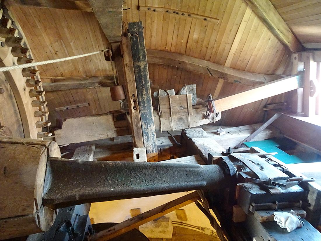 7, Molen 03533 De Korenbloem (Scherpenisse), Jan de Witte (16-2-2019)Achterstuk met vangstok van vangbalk boven voeghout. | Database Nederlandse molens