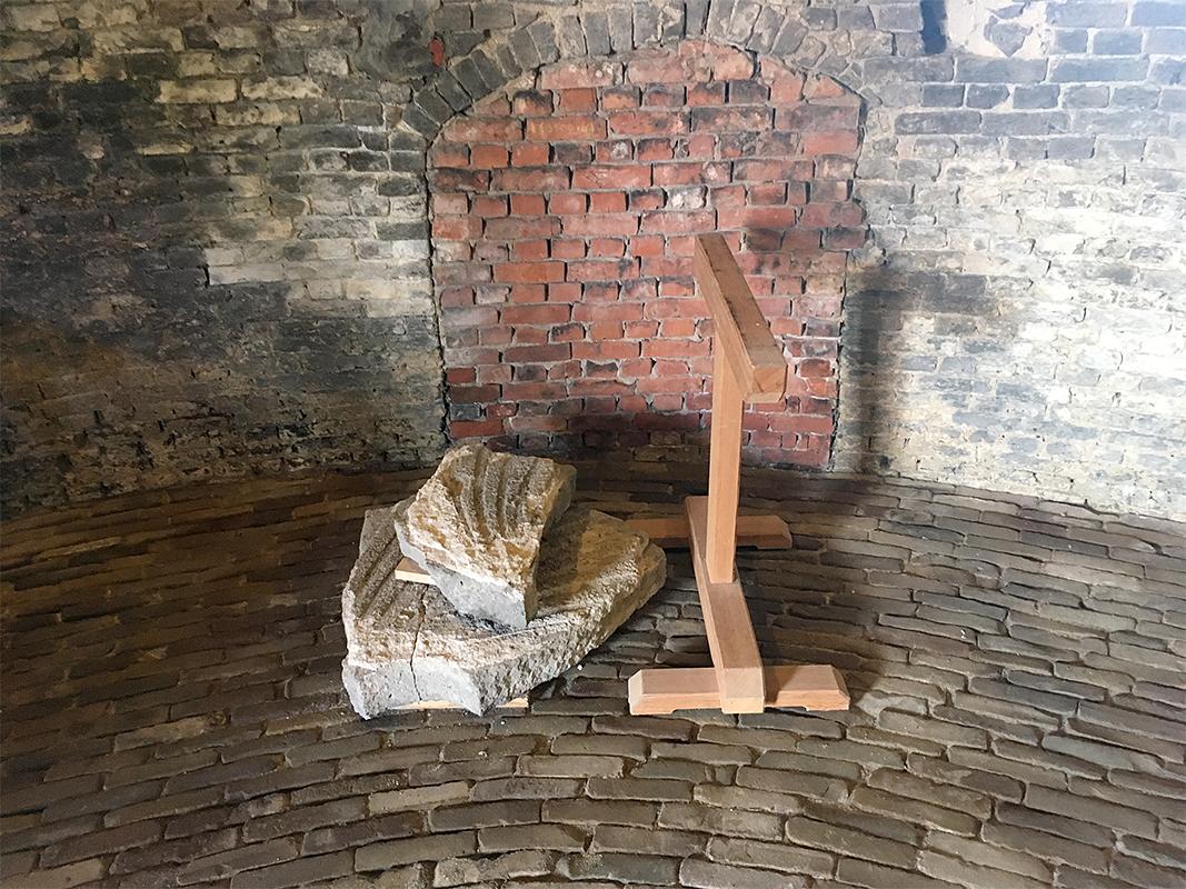 11, Molen 03533 De Korenbloem (Scherpenisse), Jesse Bergquist (7-9-2019)De molen is tijdens de bouw al 80cm scheefgezakt! Hierbij is ook het mandeurtje onderin de molen mee de grond in gegaan. Deze was bedoeld om de standerdmolen van Scherpenisse in de gaten te houden. | Database Nederlandse molens
