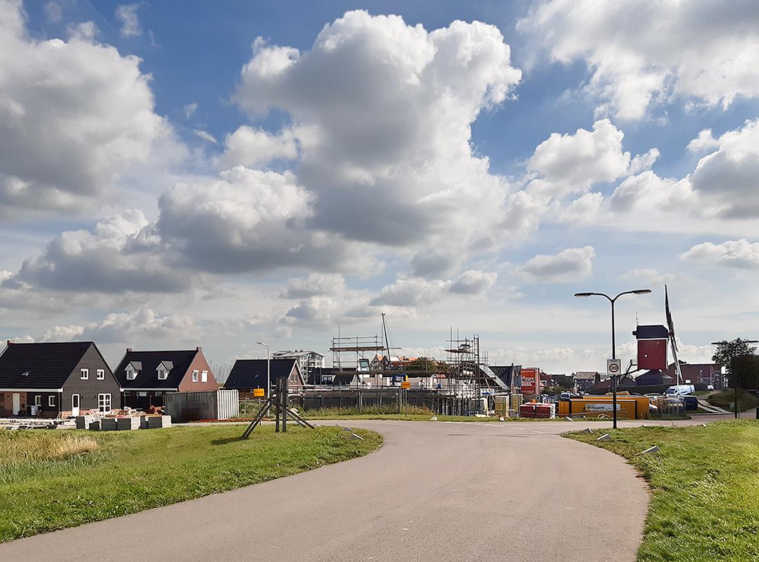 4, Molen 01873 (Naamloos) (Sint-Annaland), Jeroen van Dijke (7-9-2020)De sterk veranderende omgeving van de molen als gevolg van woningbouw. | Database Nederlandse molens