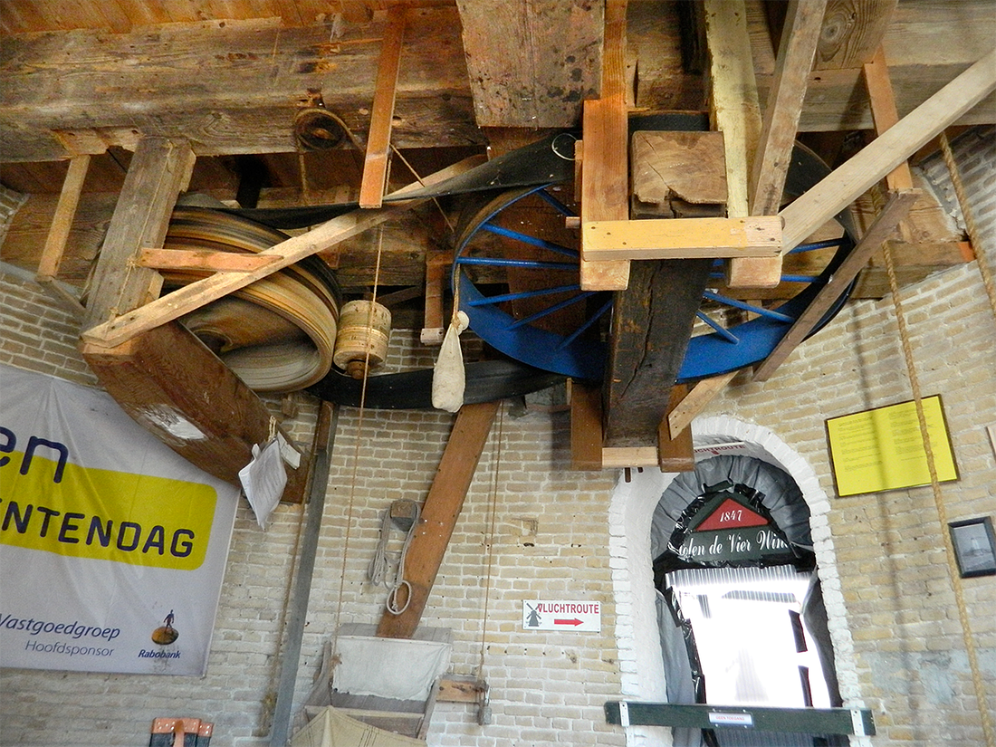 10, Molen 01874 De Vier Winden (Sint-Annaland), Vincent Mepschen (27-5-2017)Onderaandrijving van de maalkoppels. | Database Nederlandse molens
