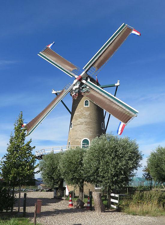 Molen 03531 De Nijverheid (Sint-Maartensdijk), Nelly Sonneveld (7-9-2013). | Database Nederlandse molens