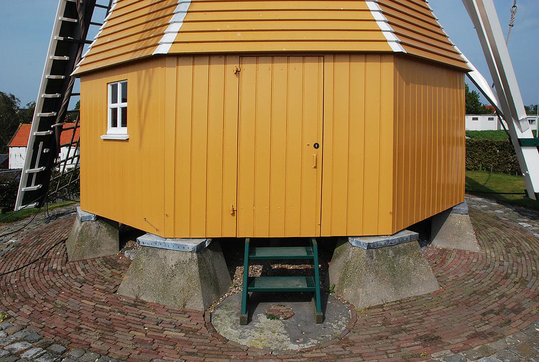 8, Molen 01870 De Hoop (Sint Philipsland), Harmannus Noot (22-9-2014)Deze molen staat op acht stenen stiepen; het is mogelijk om onder de molen door te kruipen.  | Database Nederlandse molens