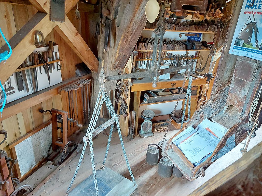 20, Molen 01870 De Hoop (Sint Philipsland), Jesse Bergquist (30-7-2021)Deze weegschaal is waarschijnlijk al bijna even oud als de molen zelf en hoort ook echt bij de molen. In oude documenten wordt ook wel gesproken over dat men ging wegen in de molen. | Database Nederlandse molens