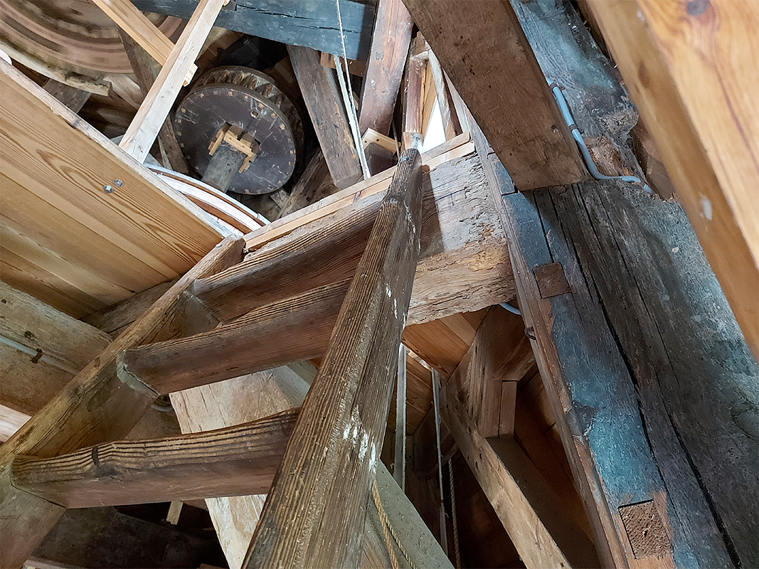 19, Molen 01870 De Hoop (Sint Philipsland), Jesse Bergquist (30-7-2021)Rechts een houten roe die als achtkantstijl gebruikt is. | Database Nederlandse molens
