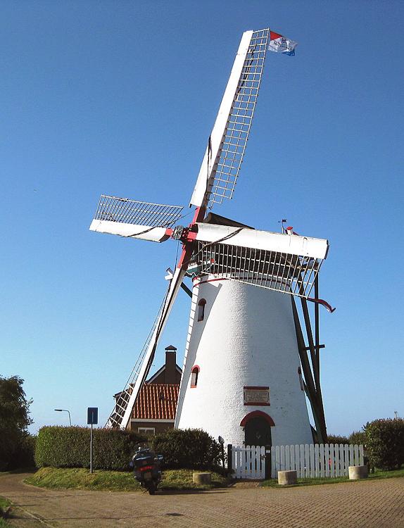 Molen 01875 (Naamloos) (Stavenisse), Na buitenschilderwerk weer mooi wit! André  van den Enden (10-5-2014). | Database Nederlandse molens