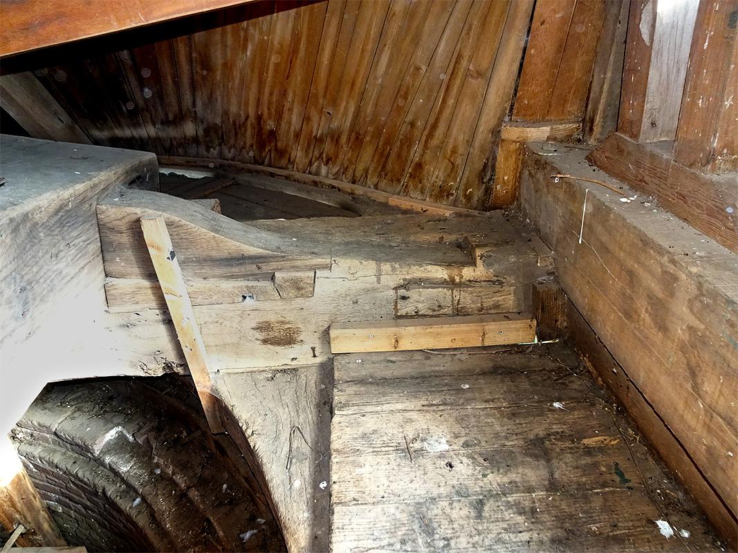 20, Molen 03527 De Hoop (Tholen), Jan de Witte (7-9-2019)De in 1937 gestoken as was korter dan zijn voorganger. De keep van de oorspronkelijke penbalk is zichtbaar in het voeghout. | Database Nederlandse molens