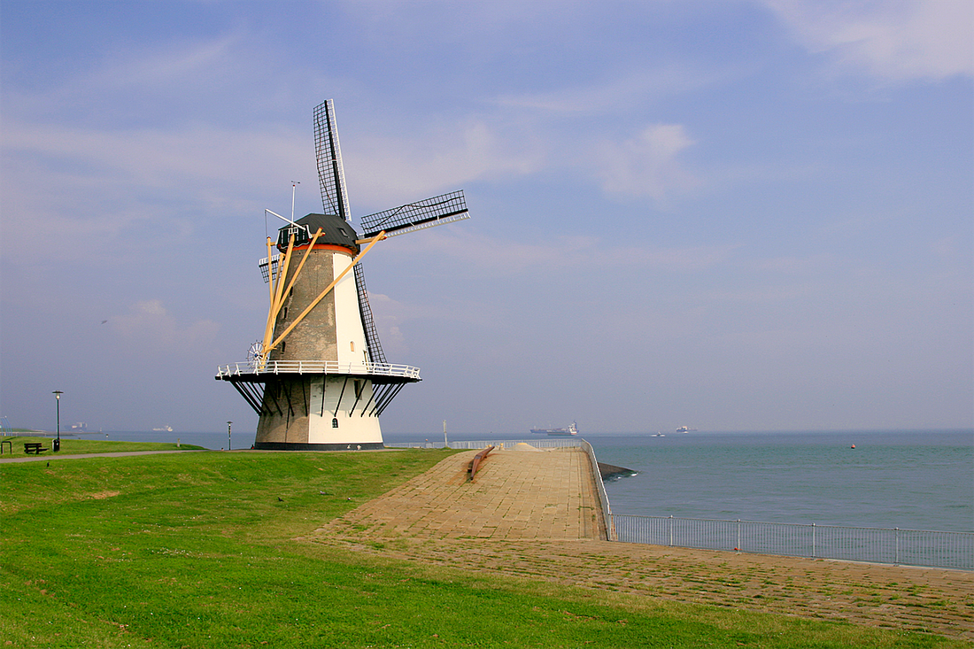 3, Molen 01665 Oranjemolen (Vlissingen), Ton Koorevaar (24-5-2012)Vermoedelijk de enige zeemolen van Nederland.  | Database Nederlandse molens