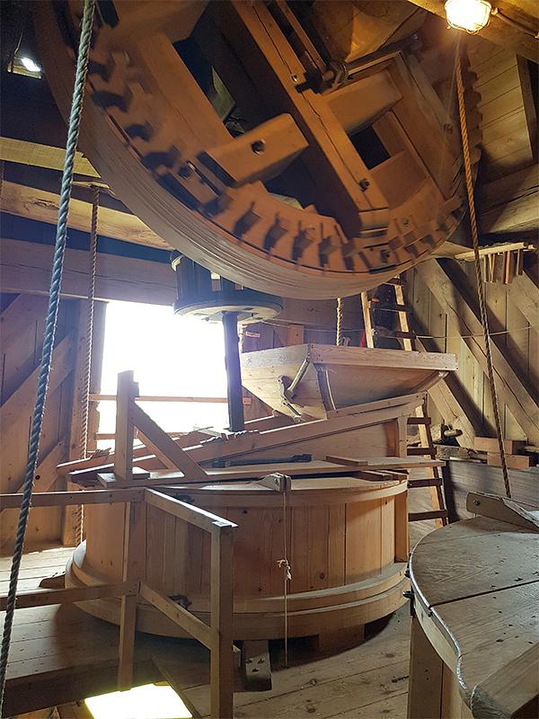 11, Molen 10203 De Hoed (Waarde), Pieter Zuijkerbuijk (26-6-2019)Het koppel stenen aan de staart/trapzijde van de kast. | Database Nederlandse molens