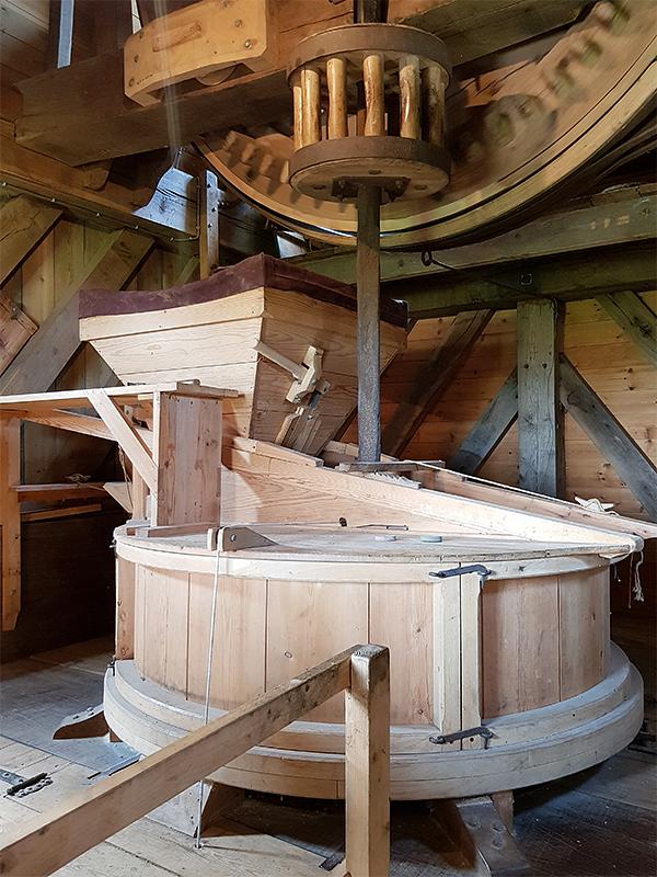 13, Molen 10203 De Hoed (Waarde), Pieter Zuijkerbuijk (26-6-2019)Het koppel stenen aan de zijde van het gevlucht. | Database Nederlandse molens